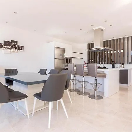 Sleeps 10 With Pool Air Con And Wifi Willa