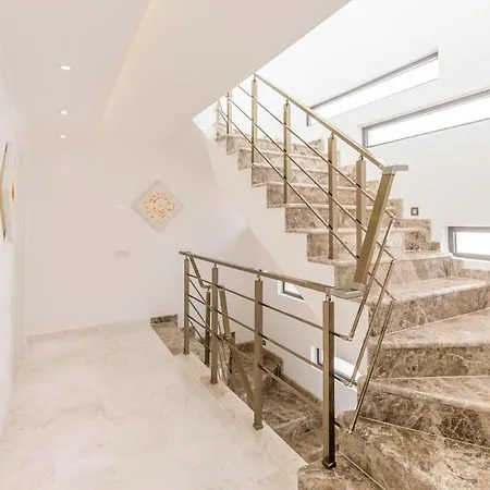 Sleeps 10 With Pool Air Con And Wifi *